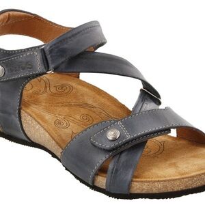 Taos Universal Sandals 39 Like New